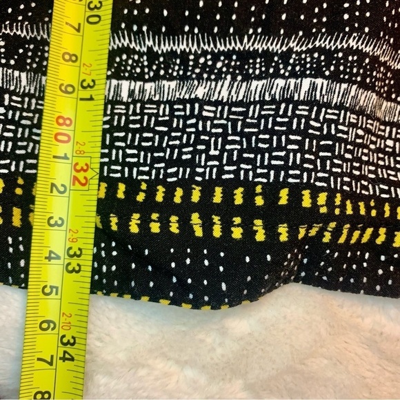 H&M Tunic Top Sz 10 Black Geometric Pattern White Yellow 100% Viscose Boho - Picture 14 of 15